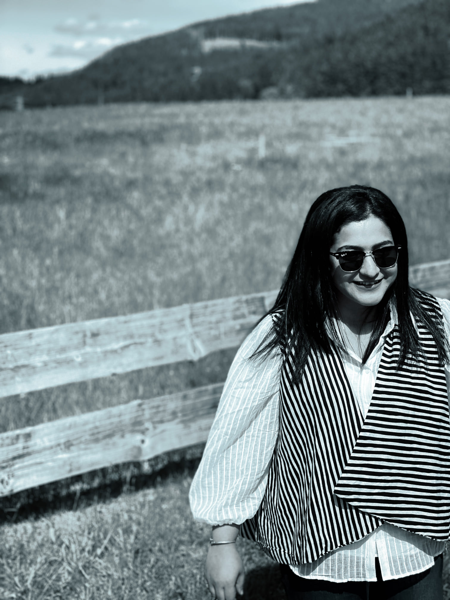 Em Knows Places - Contact